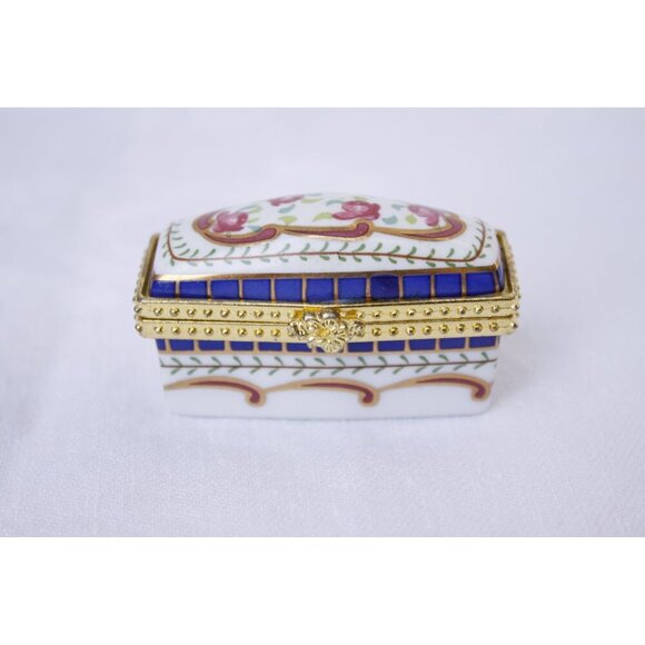 Small hand painted porcelain pill box, tiny elongated dressing table decor, - Picture 2 of 8